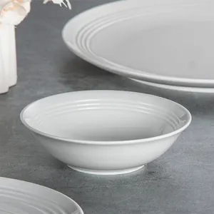 Conjunto de pratos e tigelas de cerâmica branca clássica para jantar, conjunto de pratos de jantar em porcelana com borda em relevo para hotel e restaurante