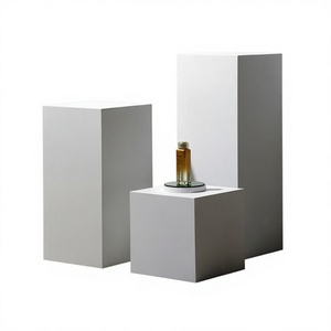 Support photo carré autoportant en cubes blancs mats satinés pour mariage, anniversaire, fête de remise de diplôme - Product Image 1