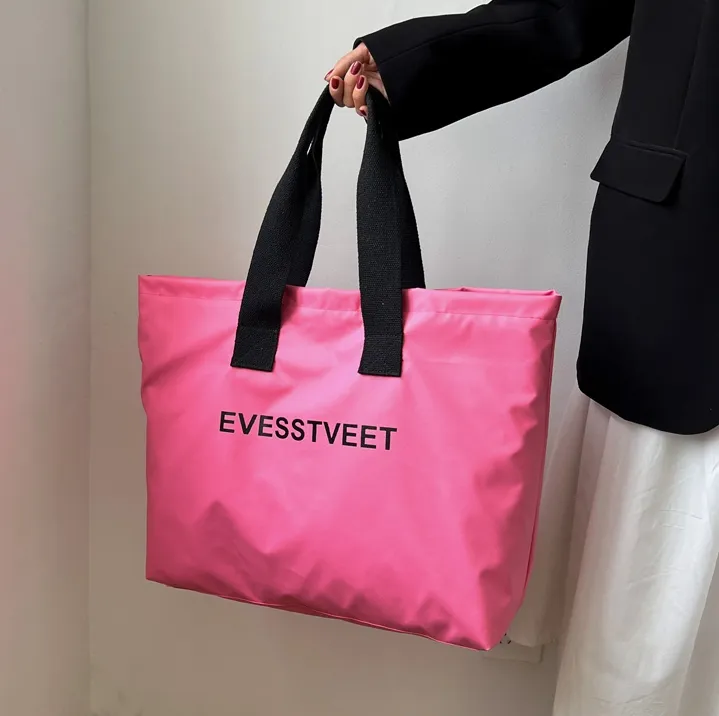 Grand sac fourre-tout en nylon écologique avec logo personnalisé avec poche zippée, vente en gros