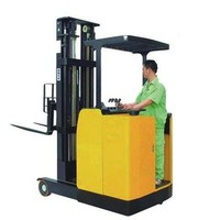 Lagerbestand Bester Fabriklieferant JICHUAN 2-Tonnen Elektrischer AGV Reach Stacker Gabelstapler mit Hervorragender Traktion und Leistung für den Einzelhandel