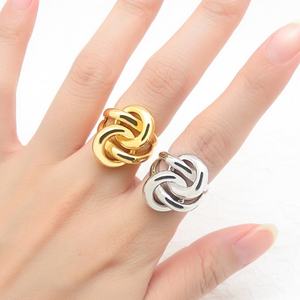 Bague enveloppante à nœud brillant distinctif en acier inoxydable moderne Design torsadé véritable plaqué or 18 carats pour femmes - Product Image 4