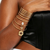 Ensemble de 9 Bracelets Dorés Luxe Léger, Pendentif Cœur Fleur Perle Haut de Gamme, Bijoux de Main Empilables Tendance