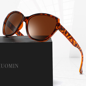 Lunettes de soleil classiques à grande monture unisexe, monture noire en PC, protection UV400 pour le soleil, les voyages, la conduite, la mode - Product Image 3