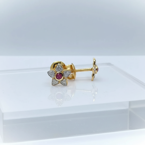 Magnifiques boucles d'oreilles clous florales plaquées or 22 carats pour femmes, avec un rubis central entouré de pétales sertis de zircons scintillants - Product Image 4