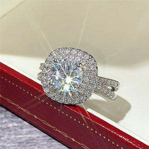 Anello di fidanzamento rotondo con cuori e frecce per donna, gioielli eleganti e scintillanti - Product Image 1