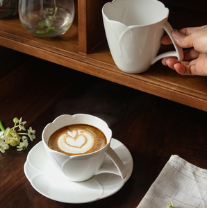 Juego de Tazas y Platos de Cerámica con Flores en Relieve de Alta Gama, Taza de Porcelana con Pétalos de Tulipán, Logotipo Personalizado para Cafetería y Regalo de Boda - Product Image 4