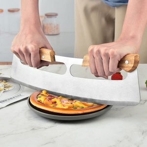 Grand coupe-pizza en acier inoxydable avec manches en bois et housse de protection - Outils à pizza - Product Image 2