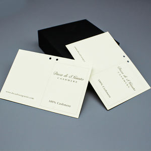 Étiquettes de vêtement en papier recyclé de luxe étiquettes volantes en carton gaufré imprimées sur mesure sacs de vêtements durables écologiques chaussures - Product Image 1