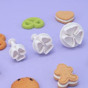 Lot de 3 <span class=keywords><strong>emporte</strong></span>-pièces en plastique éco-responsable en forme de trèfle porte-bonheur, moulage par compression, compatibles lave-vaisselle et micro-ondes, approvisionnement direct usine - Product Image 4