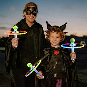 Bacchetta Luminosa UFO Aliena Lampeggiante con Luci a 4 Colori a Forma di Disco Volante per Feste di Halloween, Photo Booth ed Eventi Notturni - Product Image 1