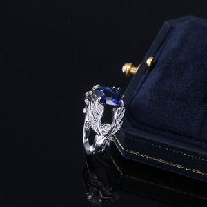 Anello con Ali d'Angelo e Accenti Blu per Donne, Accessorio Creativo ed Elegante per Feste, Regalo di Moda - Product Image 5