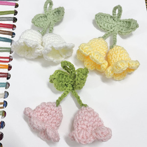 Llavero Creativo con Colgante de Lirio, Hecho a Mano con Lana y Crochet, Adorable Flor de Orquídea - Product Image 6