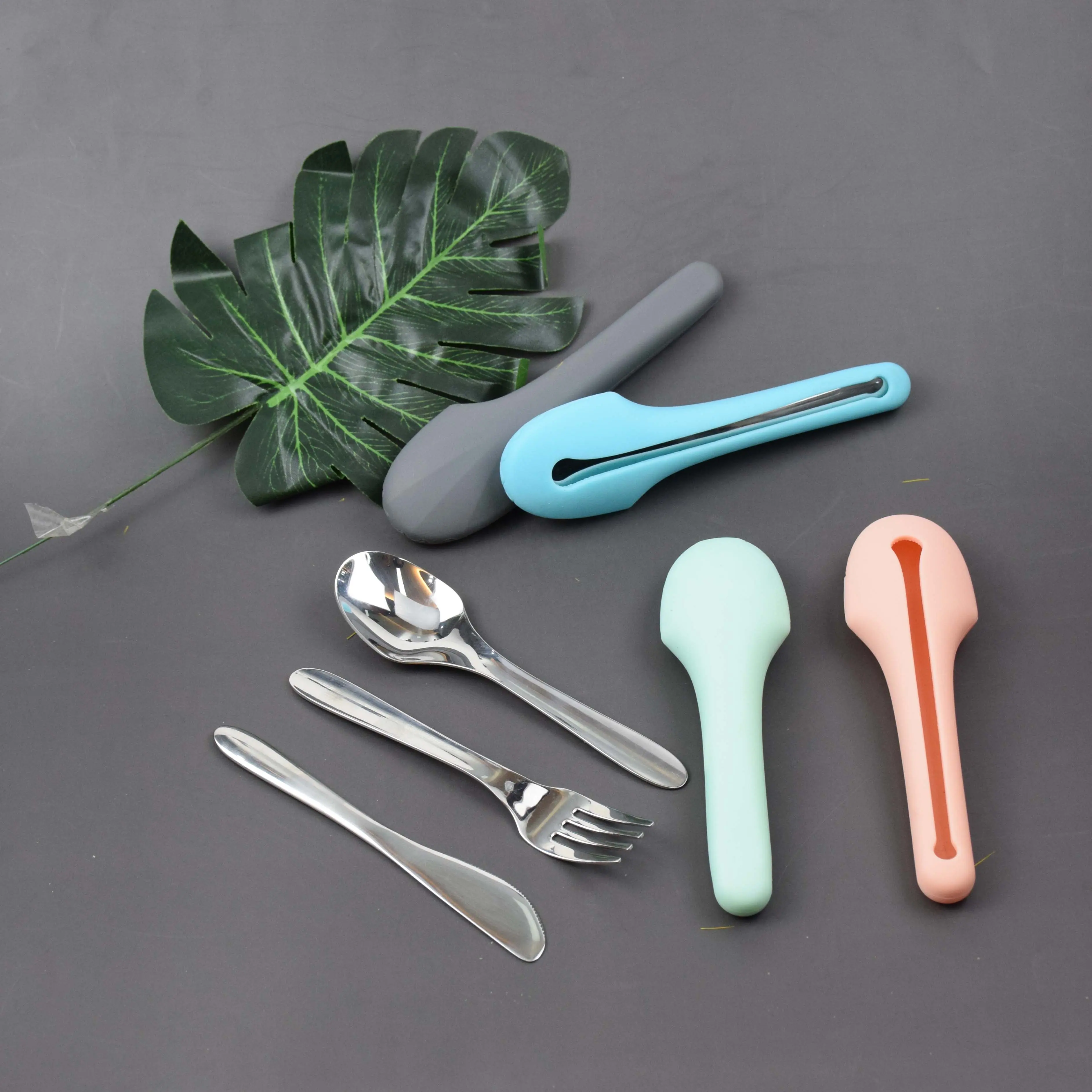 2021 새로운 디자인 Flatware 세트 스테인레스 스틸 가정용 칼 세트 스테인리스 여행 식기 세트 실리콘 케이스