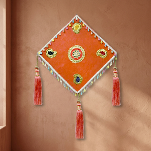 Sculpture murale artificielle traditionnelle en forme de pompon orange avec motif floral pour la décoration intérieure - Product Image 2