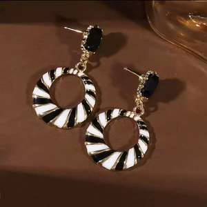 Pendientes de Aro Geométricos Vintage con Rayas y Engaste de Bisel, Poste de Tungsteno Bañado en Oro de 18K para Uso Diario Femenino - Product Image 3