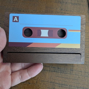 Porta Tarjetas <span class=keywords><strong>de</strong></span> Visita con Diseño <span class=keywords><strong>de</strong></span> Casete Retro, Soporte <span class=keywords><strong>de</strong></span> Escritorio Vintage <span class=keywords><strong>de</strong></span> Madera <span class=keywords><strong>de</strong></span> Nogal Natural para Amantes <span class=keywords><strong>de</strong></span> la Música y Coleccionistas - Product Image 3