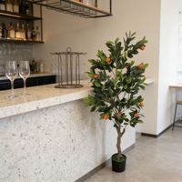 Moderne decoratieve items, levensechte kunstmatige sinaasappelboom, kunstplant van plastic, bloemstukken, binnen- en buitendecoratie voor de tuin.
