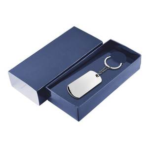 Porte-clés en métal bleu foncé avec étiquette et anneau argentés dans un coffret cadeau - Product Image 1