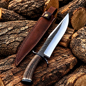 Couteau de chasse artisanal, lame à pointe tombante, acier à haute teneur en carbone, manche en bois avec étui en cuir - Product Image 1