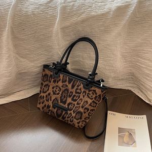 Bolso de Hombro de Gran Capacidad a la Moda para Mujer. Textura con Patrón de Leopardo. Se Puede Transportar a Mano o Llevar Cruzado al Hombro.8003 - Product Image 3