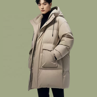 Veste longue matelassée pour homme en duvet de canard blanc 90 %, personnalisable OEM/ODM, avec capuche, coupe oversize, poches à rabat avec cordon de serrage, idéale pour l'hiver et les loisirs.