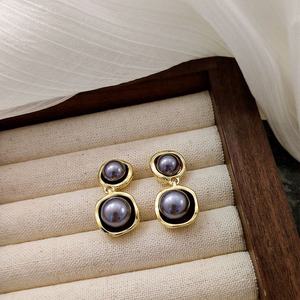 Boucles d'oreilles pendantes tendance plaquées or 14 carats avec perles Noor et perles d'imitation style français pour occasions festives féminines - Product Image 3