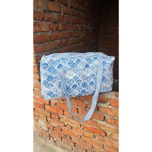 Bolsa de Viaje Acolchada de Algodón, Hecha a Mano, Elegante, Ligera, Duradera, con Estampado Tradicional, Ideal para Viajes de Fin de Semana - Product Image 1