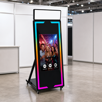 USA Stock Magic Mirror Photo Booth 65 Inch dengan Layar Sentuh, Pengiriman Gratis dan Flightcase LED untuk Pesta