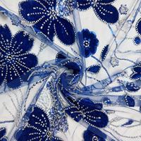 Tissu en dentelle brodée florale traditionnelle bleu or, style ethnique de luxe, broderie florale pour robe, textile personnalisé