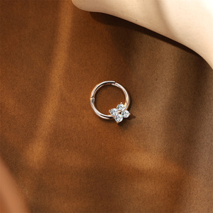Boucle d'oreille manchette en argent 925 pour femme, motif pétale pavé de moissanite, piercing de cartilage, style Daith, bijou tendance, cadeau de mariage - Product Image 5