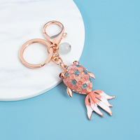 Porte-clés créatif en alliage de zinc, motif poisson rouge, incrusté de pierre œil-de-chat et strass, pendentif de voiture brillant, décoration de luxe, cadeau pour femme