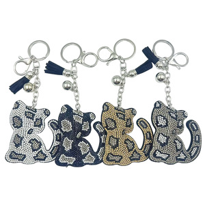 Llavero <span class=keywords><strong>de</strong></span> aleación con estampado <span class=keywords><strong>de</strong></span> leopardo y gato <span class=keywords><strong>de</strong></span> dibujos animados, bonito y creativo, con diamantes <span class=keywords><strong>de</strong></span> imitación y borla, para regalo <span class=keywords><strong>de</strong></span> niñas, venta al por mayor - Product Image 1