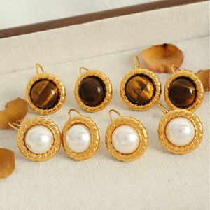 ต่างหูแบบติดหู ทรงกลม ขอบทอง ประดับมุกตาเสือ ใส่ได้ทุกวัน EH440 - Product Image 1