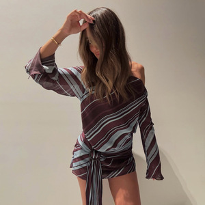 Robe courte à rayures asymétrique à une épaule avec ceinture à nouer pour femme – Tenue décontractée respirante au design tendance - Product Image 2