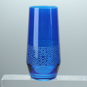 Verre à whisky bleu soufflé à la main en gros, motif triangulaire, prix abordable pour usage quotidien et diverses occasions - Product Image 1