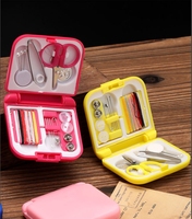 Ensemble de sac à aiguilles et de fils de voyage miniature portable, outils de couture pliables pratiques avec mini boîte à aiguilles et fils pour une utilisation à domicile et en déplacement