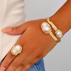 NYY Damen Modeschmuck-<span class=keywords><strong>Set</strong></span> Verstellbares Offenes Armband und Ring mit Barockperle und Goldplattierung Großhandel - Product Image 1