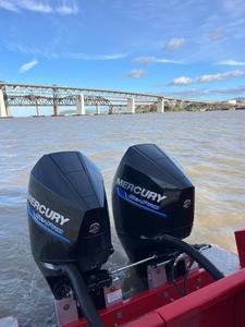 Embarcación de Rescate de Alta Velocidad de 32' (10 m), Multiusos, para Respuesta a Emergencias, Transporte y Posibles Aterrizajes en Aguas Poco Profundas - Product Image 3