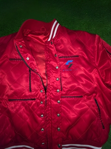 Blouson universitaire matelassé en satin rouge pour homme Storm Fit, coupe-vent, sportif, col rabattable, manches classiques, logo uni sur le devant - Product Image 1
