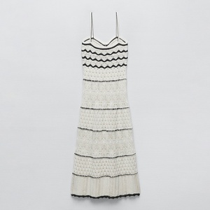 เดรสไหมพรมยาวคอวีสไตล์ลำลองสำหรับผู้หญิง ฤดูร้อน แต่งผ้าแบบแพทช์เวิร์ค ผ้ายืดทรงเอ ผ้าตาข่ายโปร่ง สายคล้องคอแบบบาง ระบายอากาศได้ดี - Product Image 5