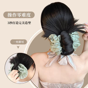 Peluca de moño para mujer, de aspecto natural, con clip para cola de caballo baja, peluca voluminosa para la parte trasera de la cabeza, estilo pintura de tinta verde montaña, con plumas de gallina - Product Image 1