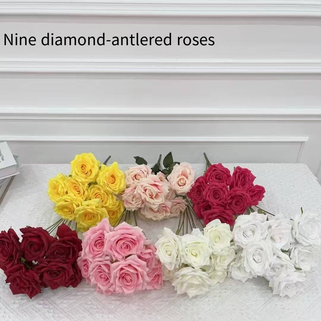 เพชรเก้าเม็ดเรียงกันเป็นรูปดอกกุหลาบ