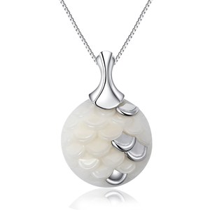 Best-seller Pendentif à breloques en agate blanche délicate avec pierres précieuses blanches - Product Image 1