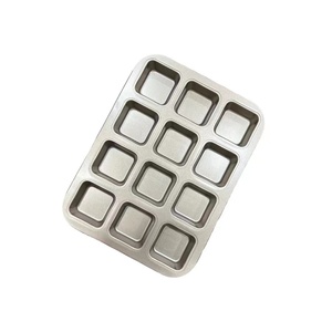 <span class=keywords><strong>Moule</strong></span> à <span class=keywords><strong>mini</strong></span>-burgers et gâteaux carré ondulé antiadhésif 12-en-1 doré avec design de gobelets en papier - Product Image 3
