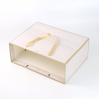 Maßgefertigte Papiertüten in Champagner-Gold, Elegante Verpackungstaschen mit Geprägtem Firmenlogo für Luxuriöse Einzelhandels- und Geschenkanlässe