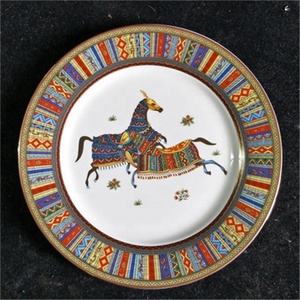 Offre Spéciale : Ensemble de 4 Assiettes de Dîner en Porcelaine Fine Dorée, Motif Chevaux de Guerre Nordiques Royaux - Product Image 1