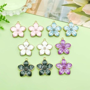 Pendentifs en alliage en forme de fleur, taille moyenne, avec finition émail, accessoires de bijouterie DIY pour créations artisanales - Product Image 1