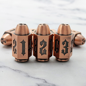 Dados de escritorio RPG poliédricos de 6 caras D6 Bullet 16mm de fieltro suave DND <span class=keywords><strong>Dungeons</strong></span> & Dragons Metal tallado a mano con logotipo personalizado - Product Image 4