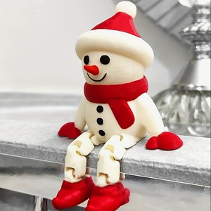 Ornement cinétique de Noël Bonhomme de neige assis avec écharpe rouge et bonnet de Père Noël, décoration de bureau ou d'arbre - Product Image 1