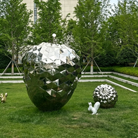 Sculpture géométrique personnalisée en acier inoxydable en forme de cône de pin, miroir métallique, statue de noix et d'écureuil pour aménagement paysager extérieur
